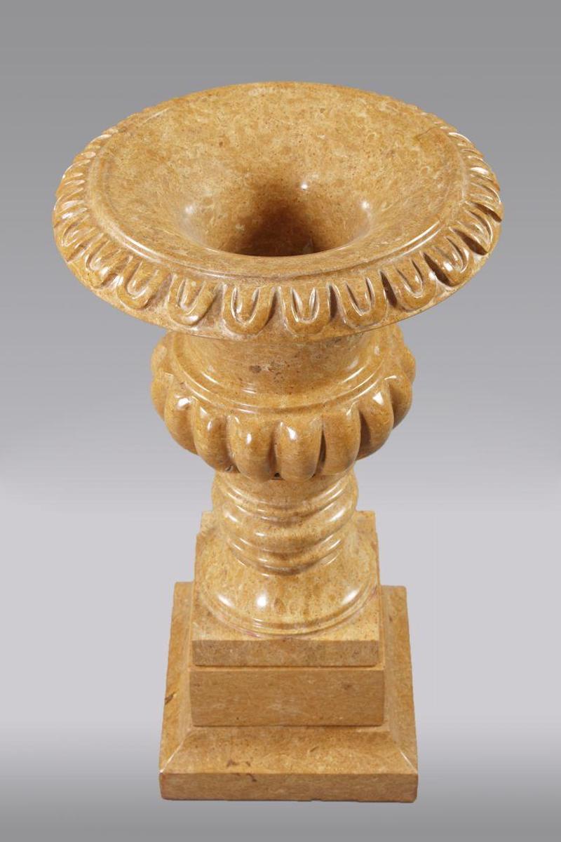 Classicisme Cratervase en marbre beige décoratif du 20ème siècle en vente 3