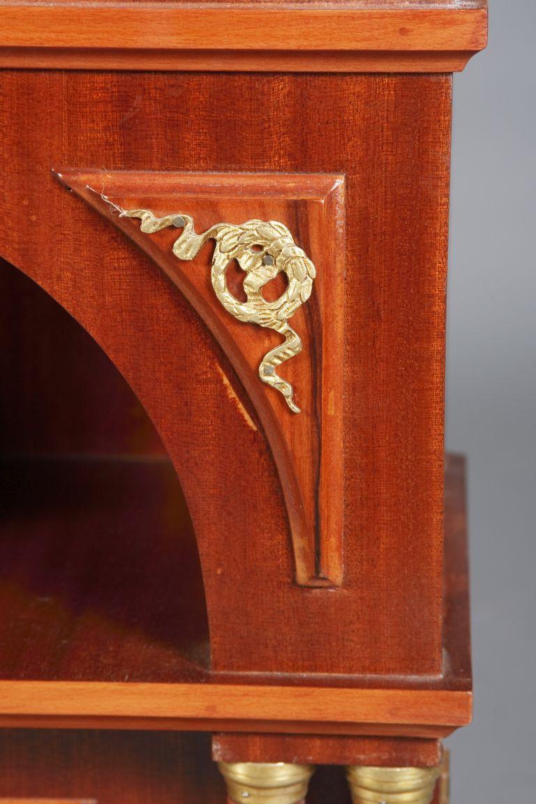 Dekorativer Schrank im Empire-Stil des 20. Jahrhunderts aus Mahagoni (Holz) im Angebot