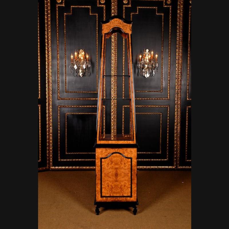 20th century decorative étagère-showcase in Biedermeier/Empire style
maple root on solid wood, partially blackened. On four curved feet, conical body. Excellent, warm patina.

(O-90).