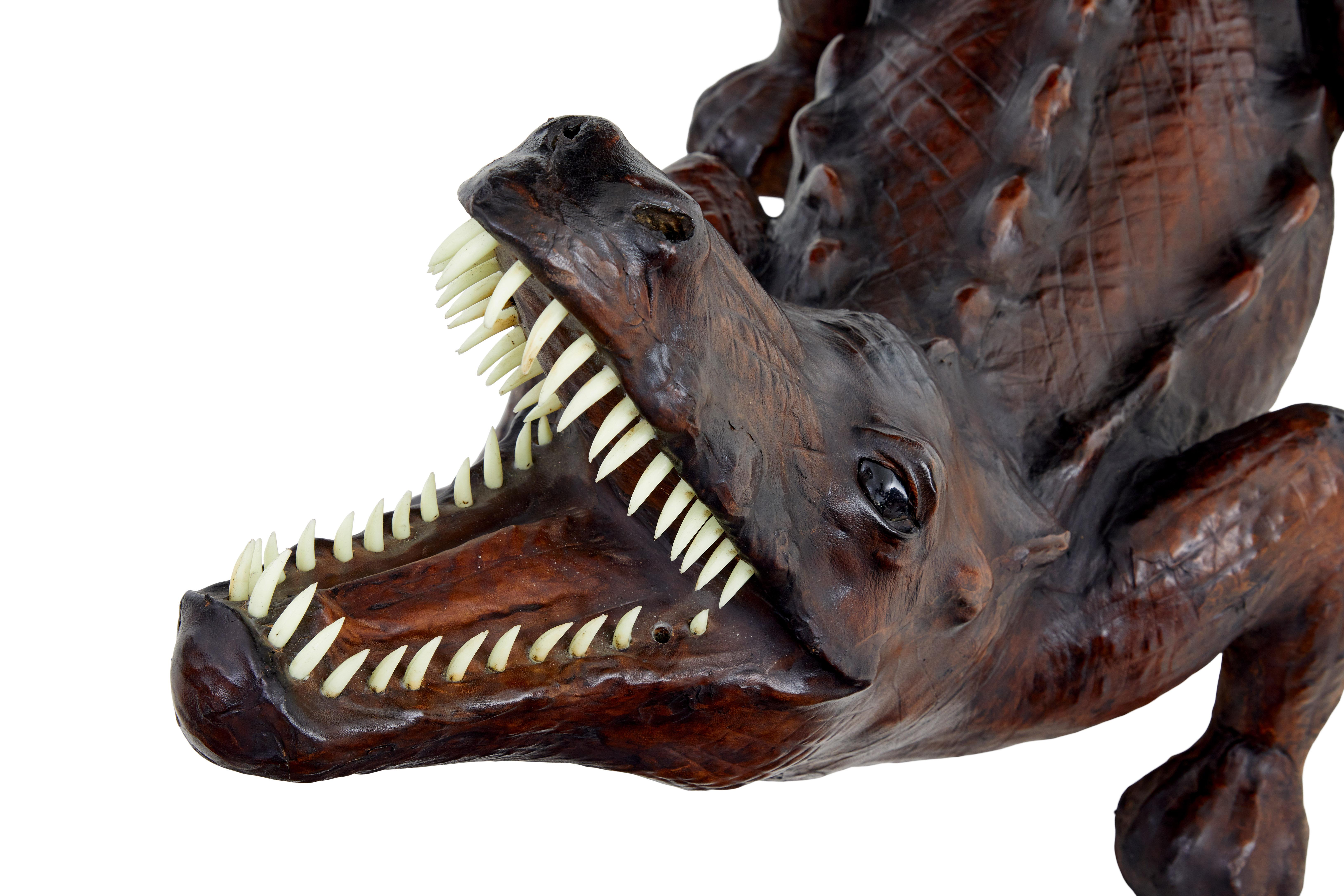 Modèle en cuir décoratif du 20e siècle représentant un crocodile en vente 1