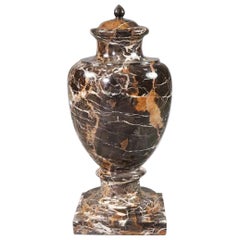 Vase à couvercle décoratif du XXe siècle dans le style du classicisme