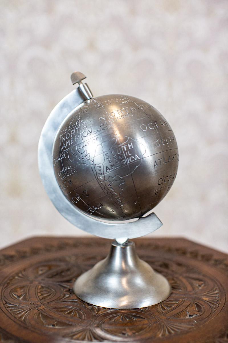 Dekorativer Metall-Globus aus dem 20. Jahrhundert

Wir präsentieren Ihnen diesen handgefertigten Metallglobus aus der 2. Hälfte des 20. Jahrhunderts.
Sie ist von Natur aus dekorativ. Die Platzierung der Kontinente und Länder ist vertraglich geregelt.