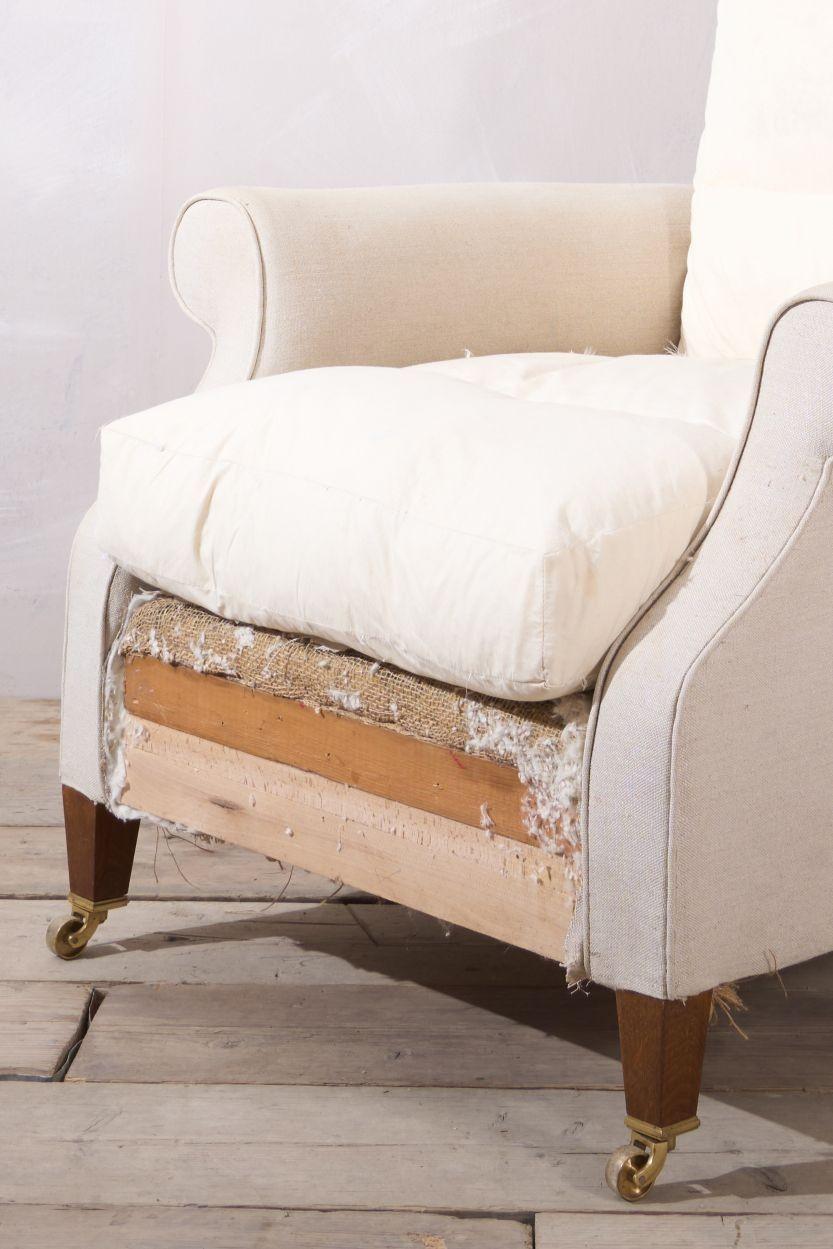 Si deseas tapizar este sillón, haz clic en Sí en el menú desplegable de tapizado. Para ello se necesitarían 6 metros de material. Puedes suministrar los tuyos propios o ponte en contacto con nosotros y te enviaremos la lista de empresas de tejidos