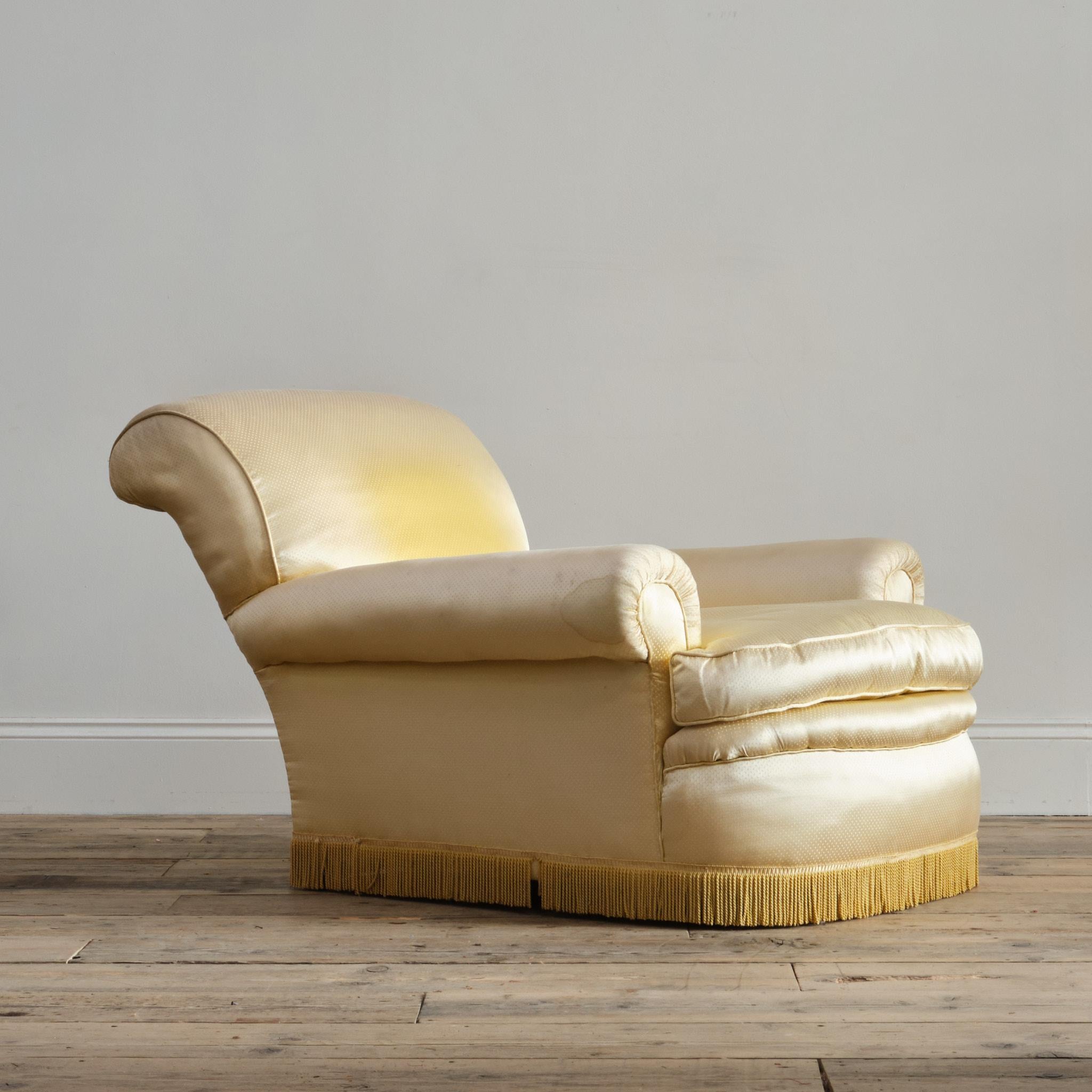 Sillón club de estilo Howard para casa de campo de mediados del siglo XX. Tapizado tradicional con brazos, asiento y respaldo de muelles, con respaldo y cojín de asiento rellenos de plumón. Elevado sobre patas de haya. 

Para tapicerías. 

Como con