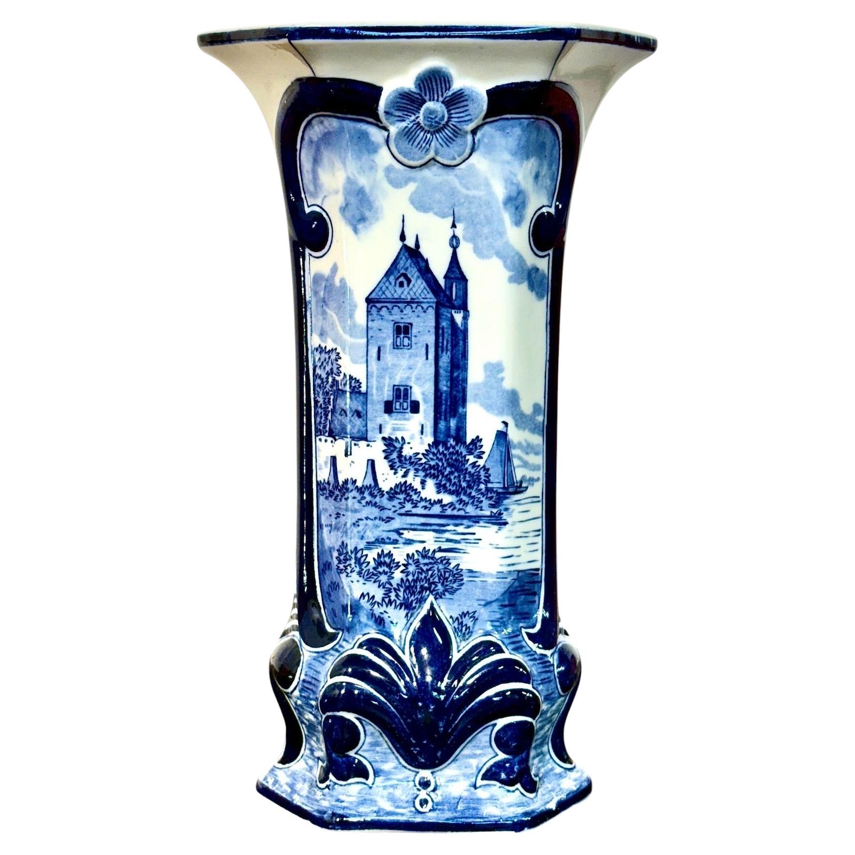 Vaso di faience scenico bianco e blu di Delft del XX secolo in vendita