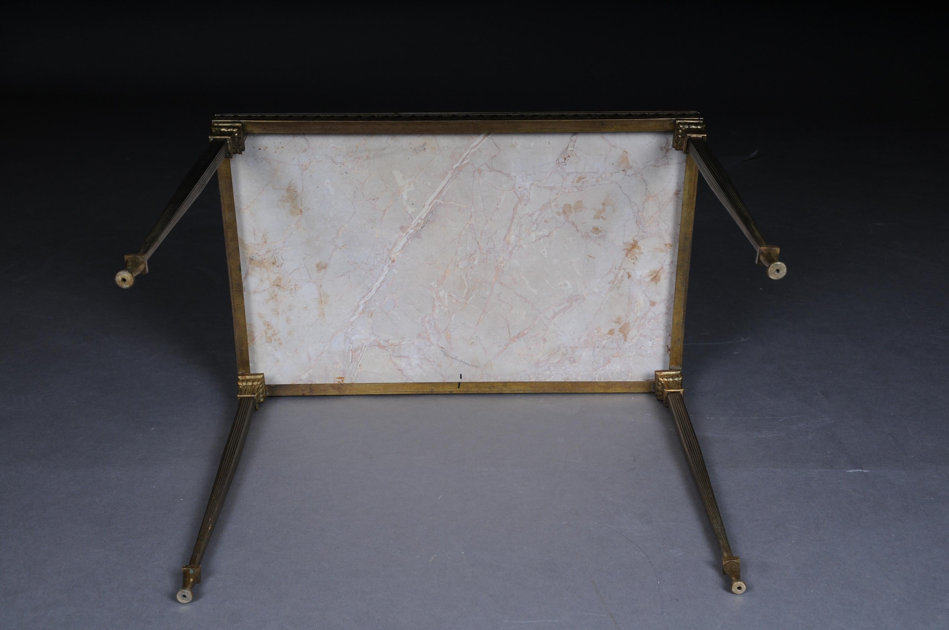 Table d'appoint Louis XVI délicate du 20ème siècle, laiton en vente 10