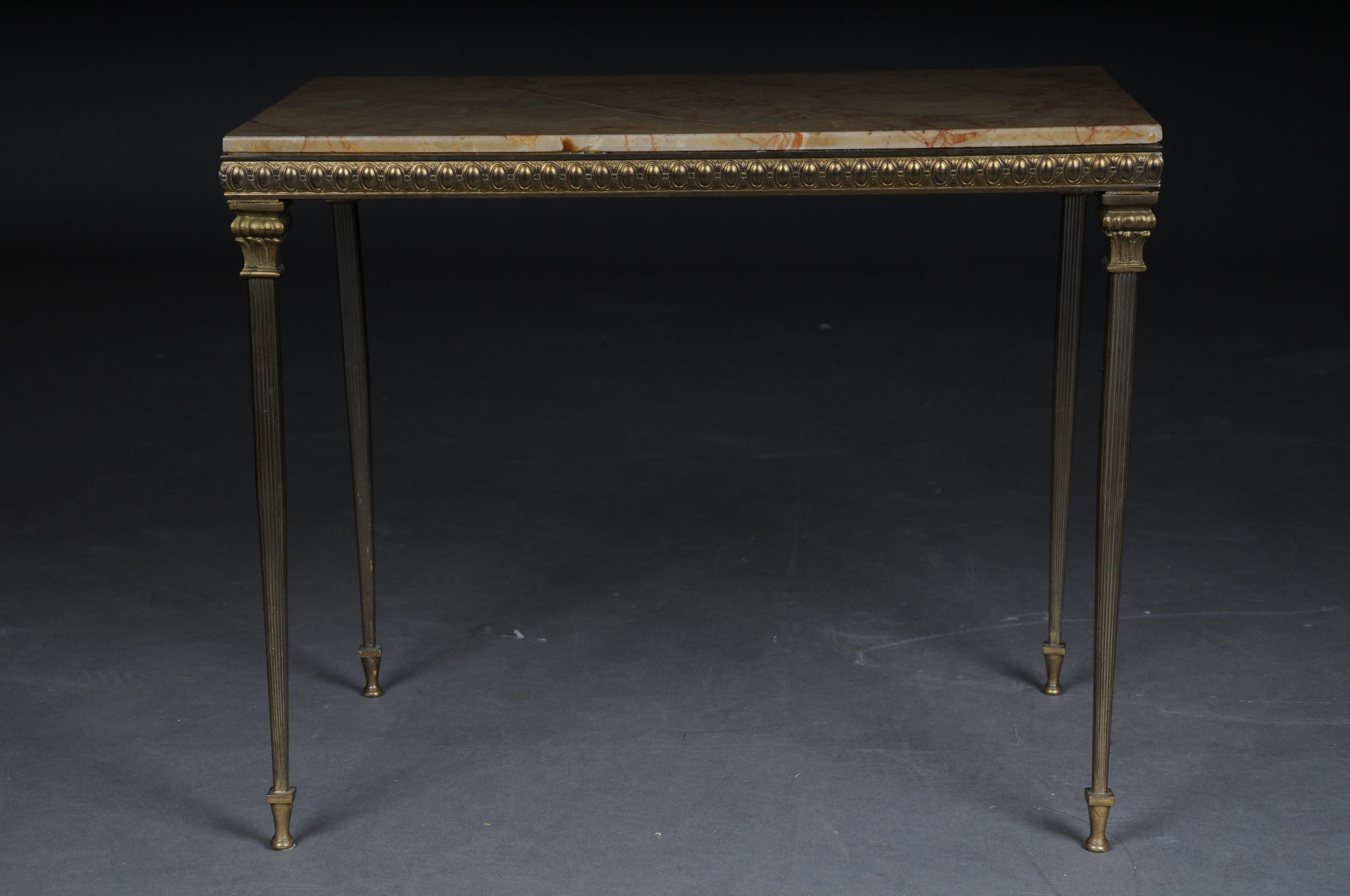 Français Table d'appoint Louis XVI délicate du 20ème siècle, laiton en vente