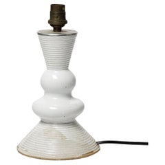 20TH CENTURY DESIGN Lampe de table en céramique blanche art déco par Pierre Pigaglio 1940