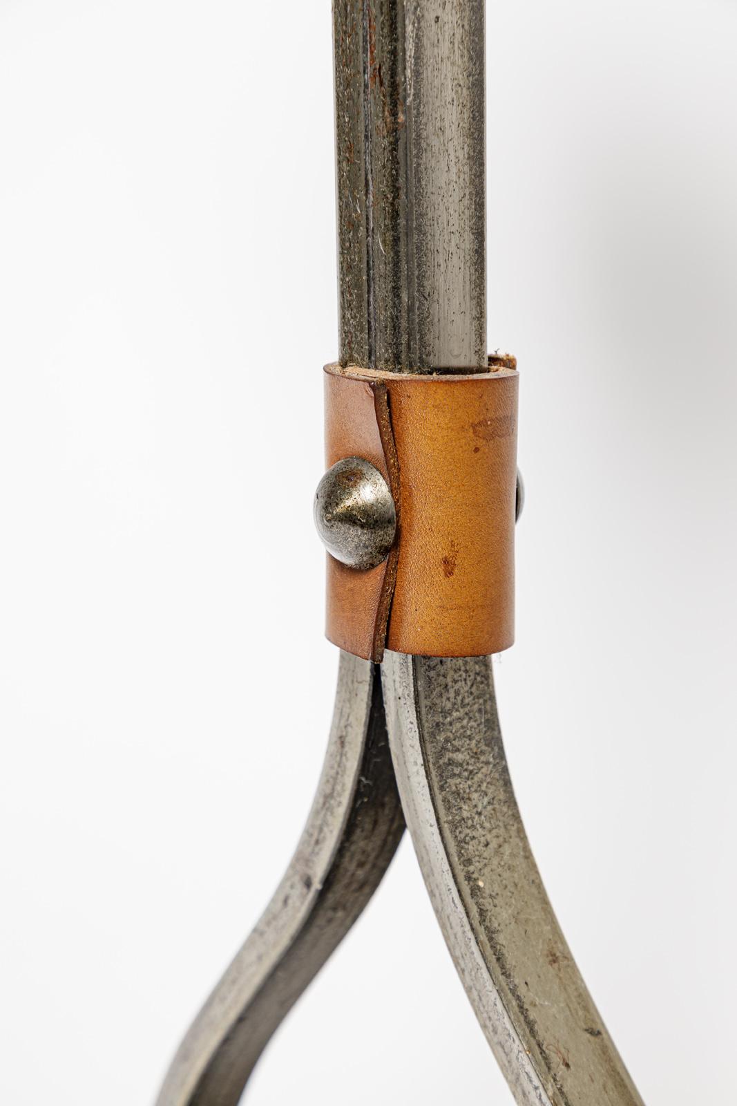Cenicero de diseño del siglo XX de metal y cuero estilo Ryckaert de Jacques Adnet en Excelente estado para la venta en Neuilly-en- sancerre, FR