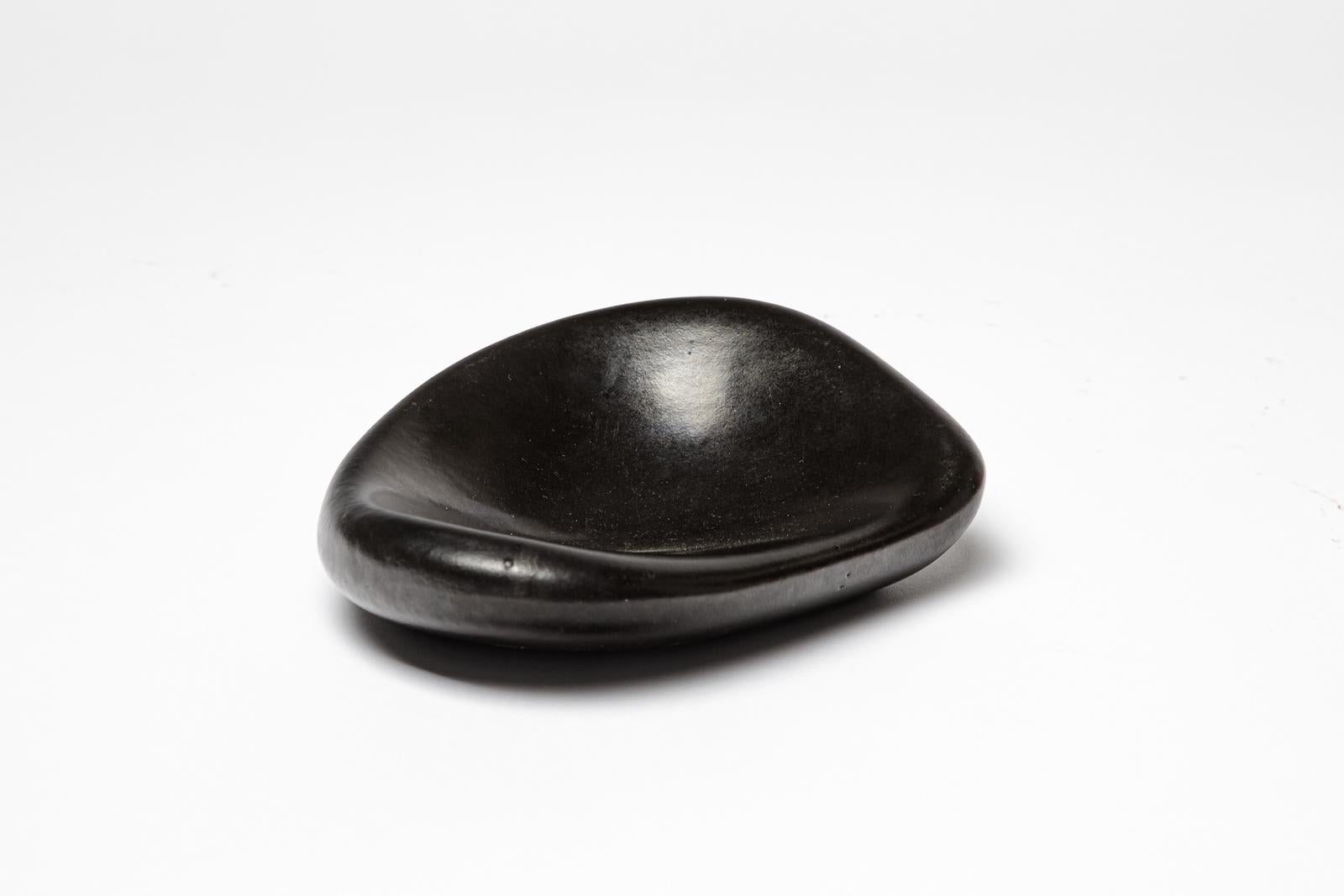 Plato o vide poche de cerámica negra de diseño del siglo XX att. a Pol Chambost 1950 Moderno de mediados de siglo en venta