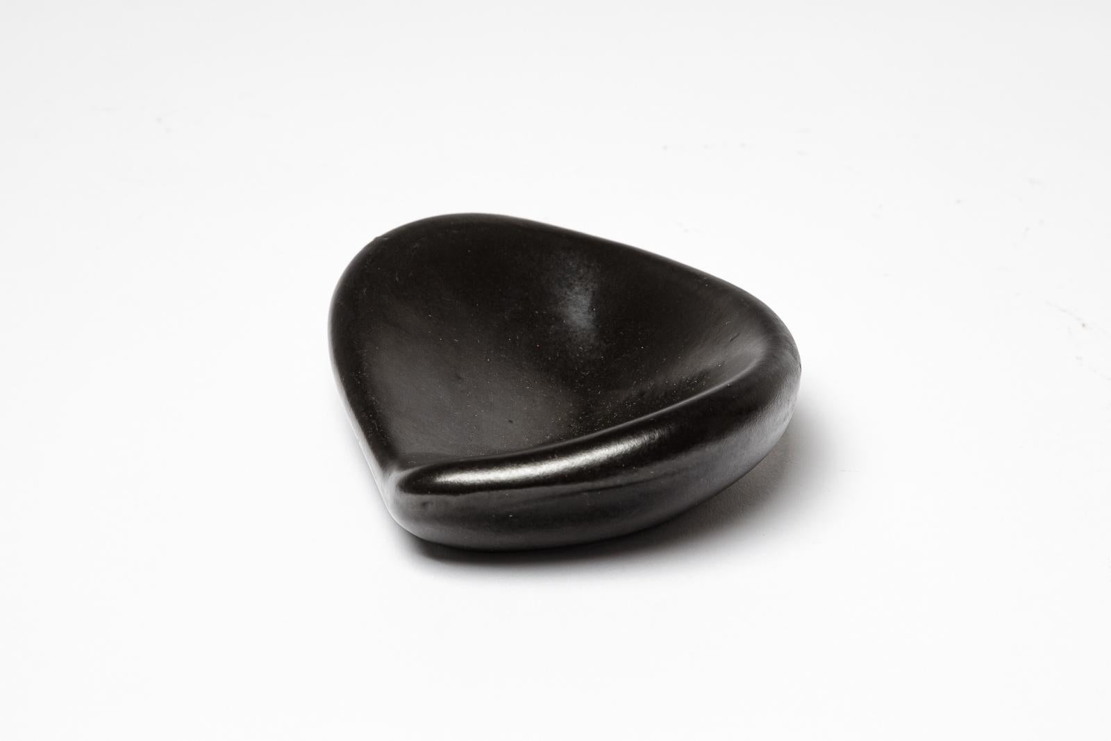Plato o vide poche de cerámica negra de diseño del siglo XX att. a Pol Chambost 1950 en Excelente estado para la venta en Neuilly-en- sancerre, FR