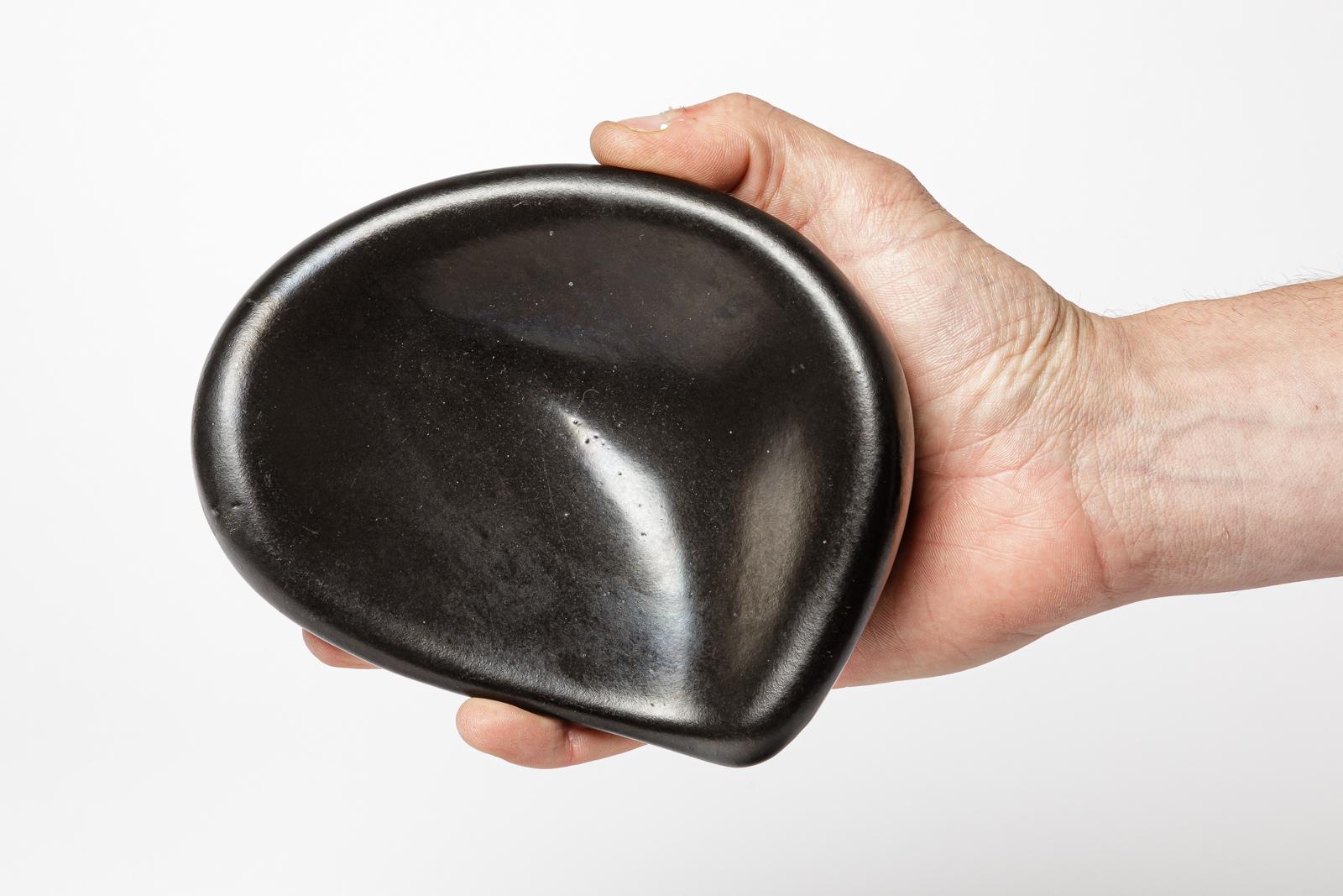 Plato o vide poche de cerámica negra de diseño del siglo XX att. a Pol Chambost 1950 Cerámico en venta