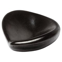 Plat ou vide poche en céramique noire design du 20TH CENTURY DESIGN att. à Pol Chambost 1950