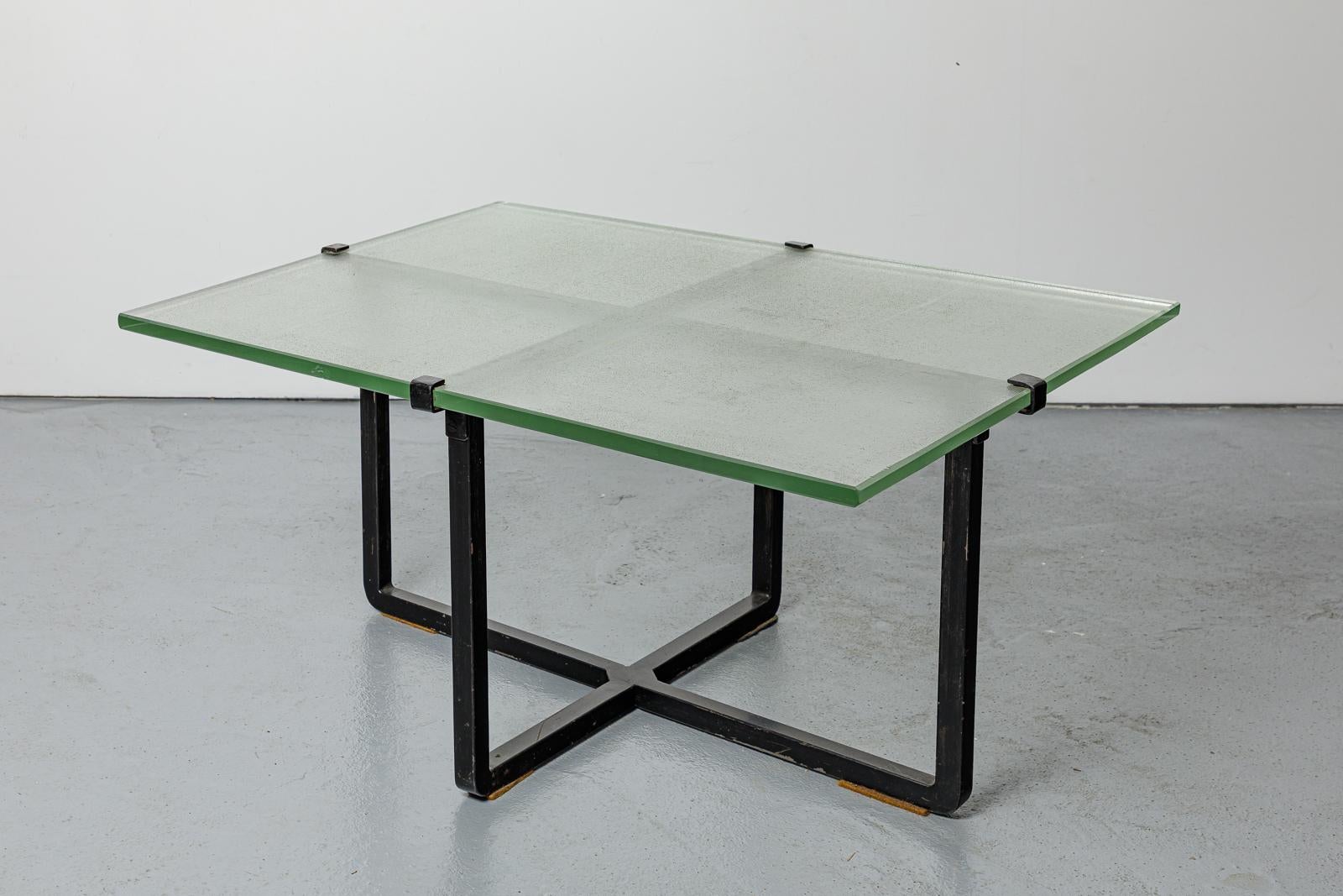 Métal Table basse ou canapé en métal noir design du 20TH CENTURY DESIGN Saint Gobain Glass en vente