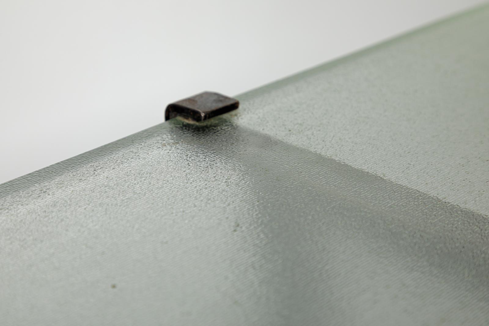 Table basse ou canapé en métal noir design du 20TH CENTURY DESIGN Saint Gobain Glass en vente 2