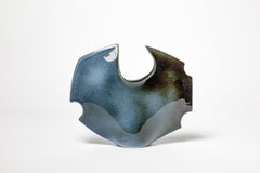 20TH CENTURY DESIGN Vase en céramique bleue forme abstraite par François Gueneau 1970