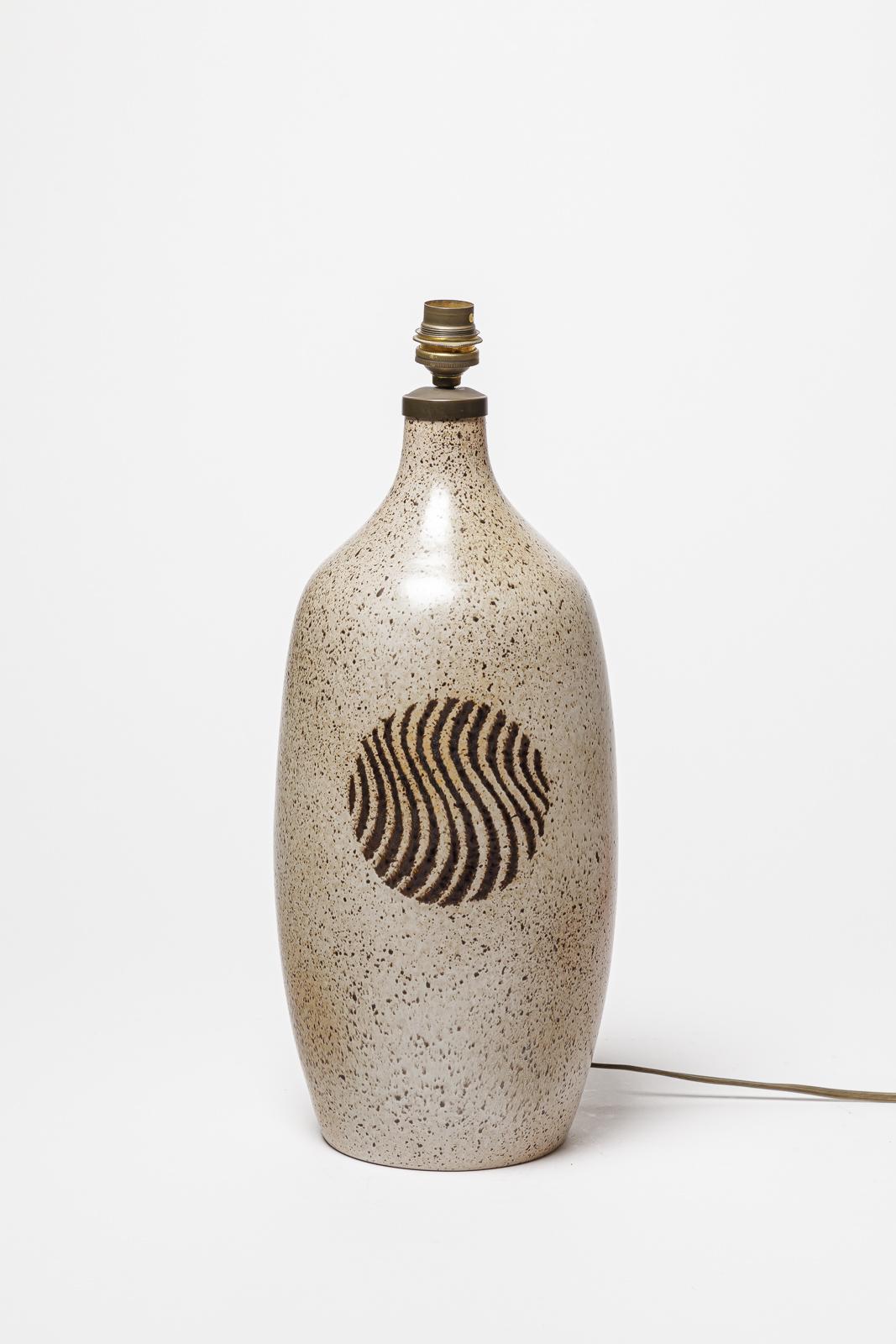 Dans le style de Jean Payen

Signé à la base

Pièce unique faite à la main

Grande lampe à poser en céramique design du 20e siècle

Couleurs des émaux céramiques noirs et bruns

Hauteur de la céramique 38 cm
Hauteur avec système électrique 42