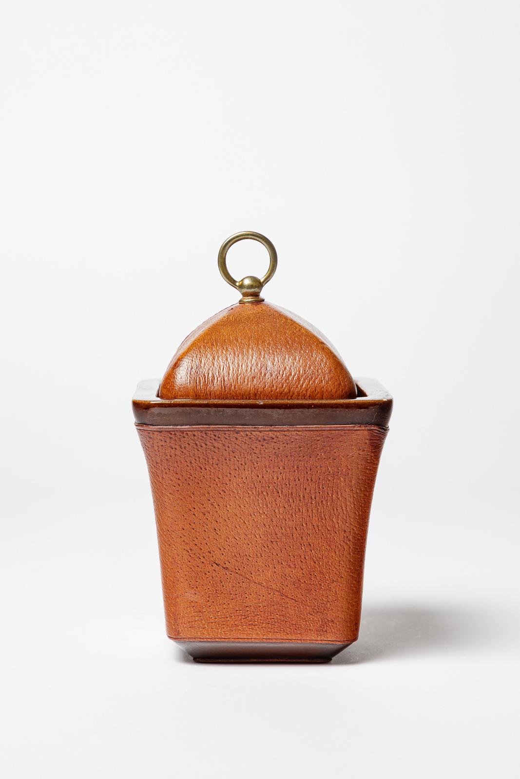 Caja decorativa de cerámica marrón y cuero de diseño del siglo XX de Longchamps París Francés en venta