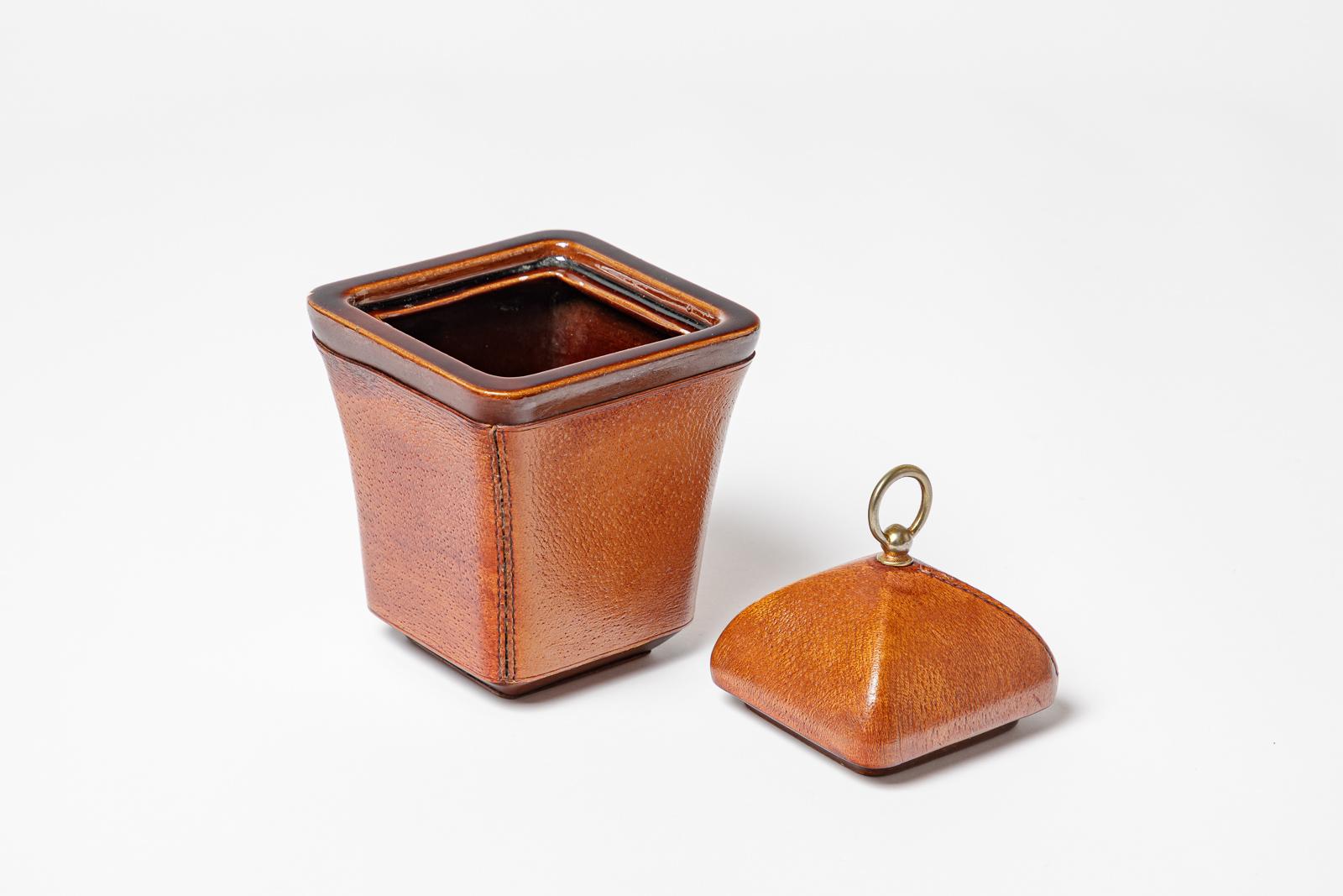 Caja decorativa de cerámica marrón y cuero de diseño del siglo XX de Longchamps París en venta 1