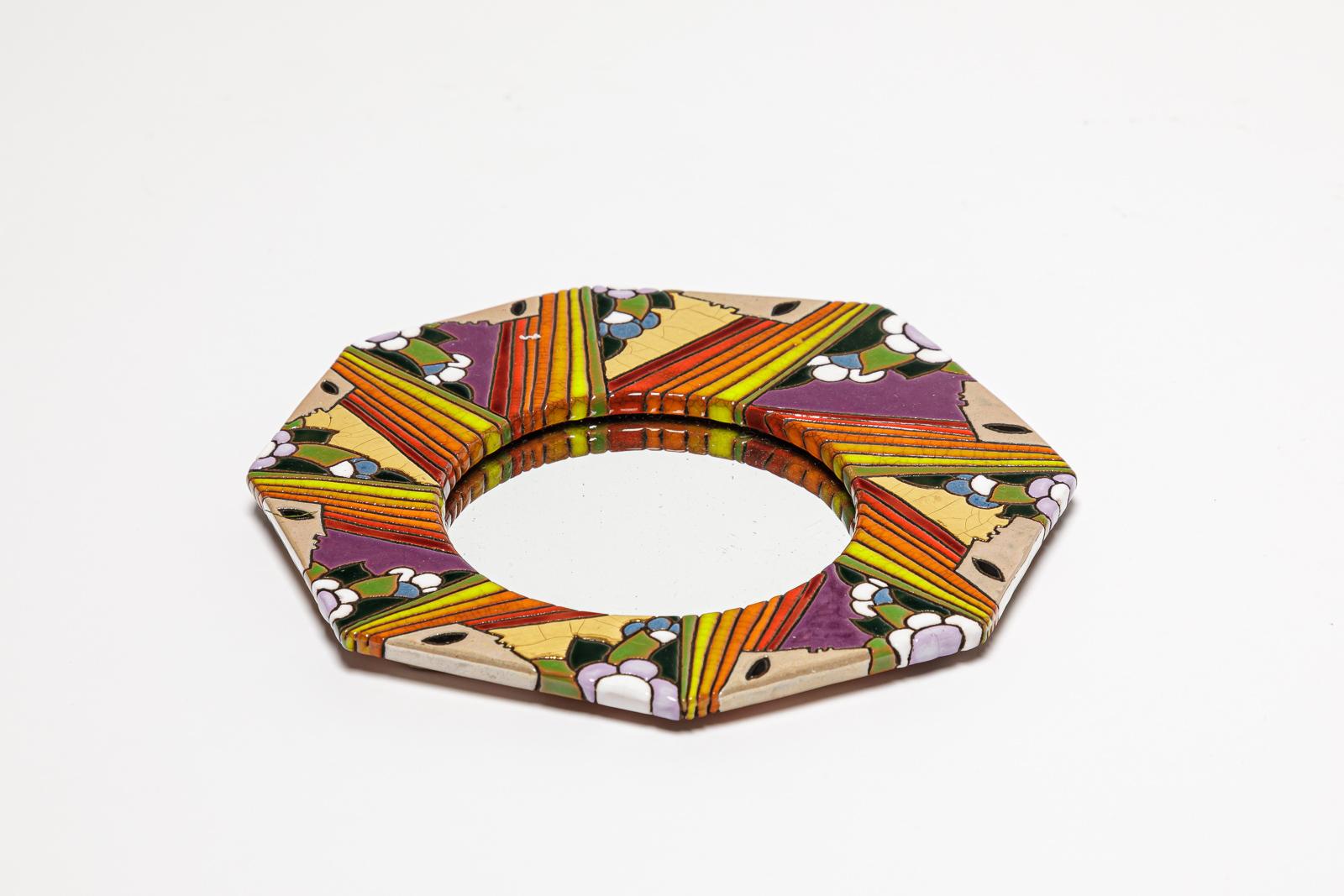 Pièce unique faite à la main

Miroir mural coloré en céramique design du 20e siècle 

Signé 

original en parfait état

hauteur 19 cm
Grand 19 cm
Profondeur 2 cm