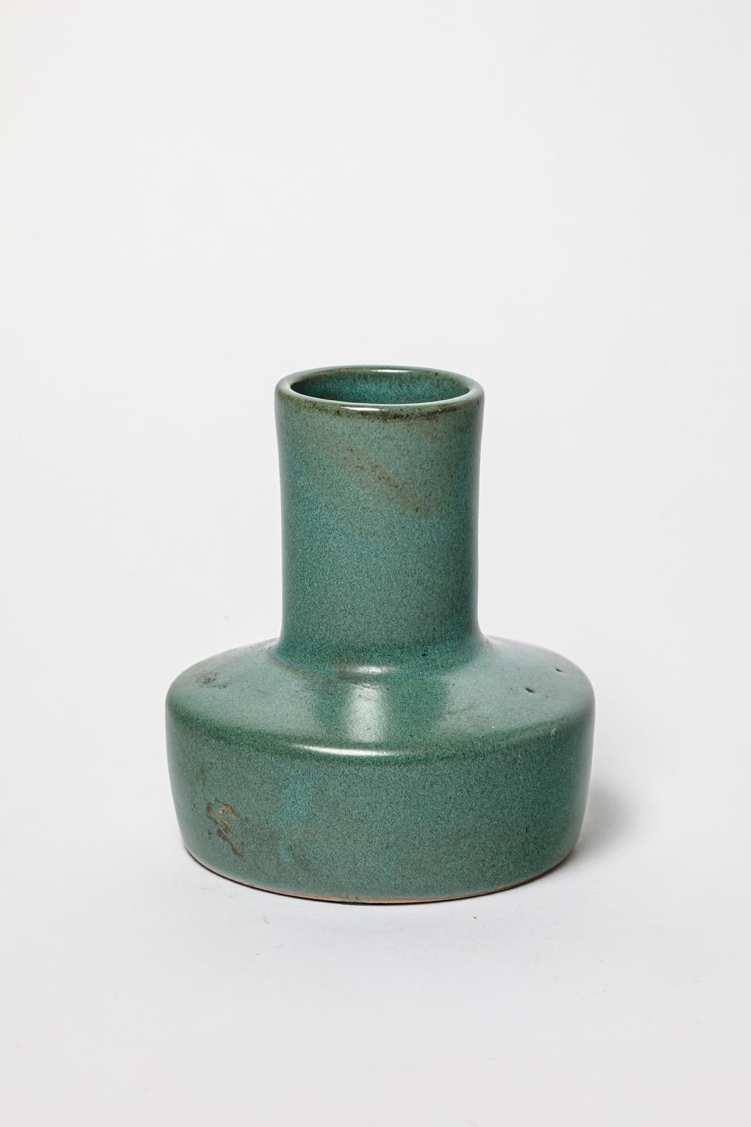 Tim Orr

Vase en céramique verte design du 20e siècle

Pièce unique faite à la main

Signé

Condition originale parfaite.

Hauteur 15 cm
Grand 13 cm