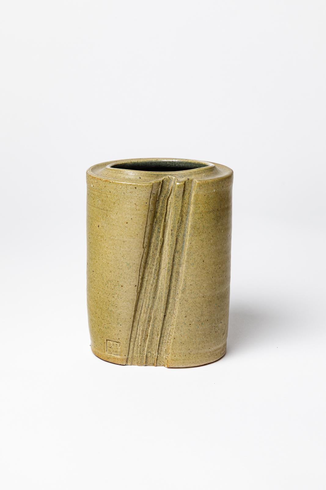 Bernard Prigent

La Borne Vase en céramique en grès design du 20e siècle

Signé à la base

Réalisé vers 1970

Excellent état d'origine.

Hauteur 15 cm
Grand 11 cm
Profondeur 10 cm