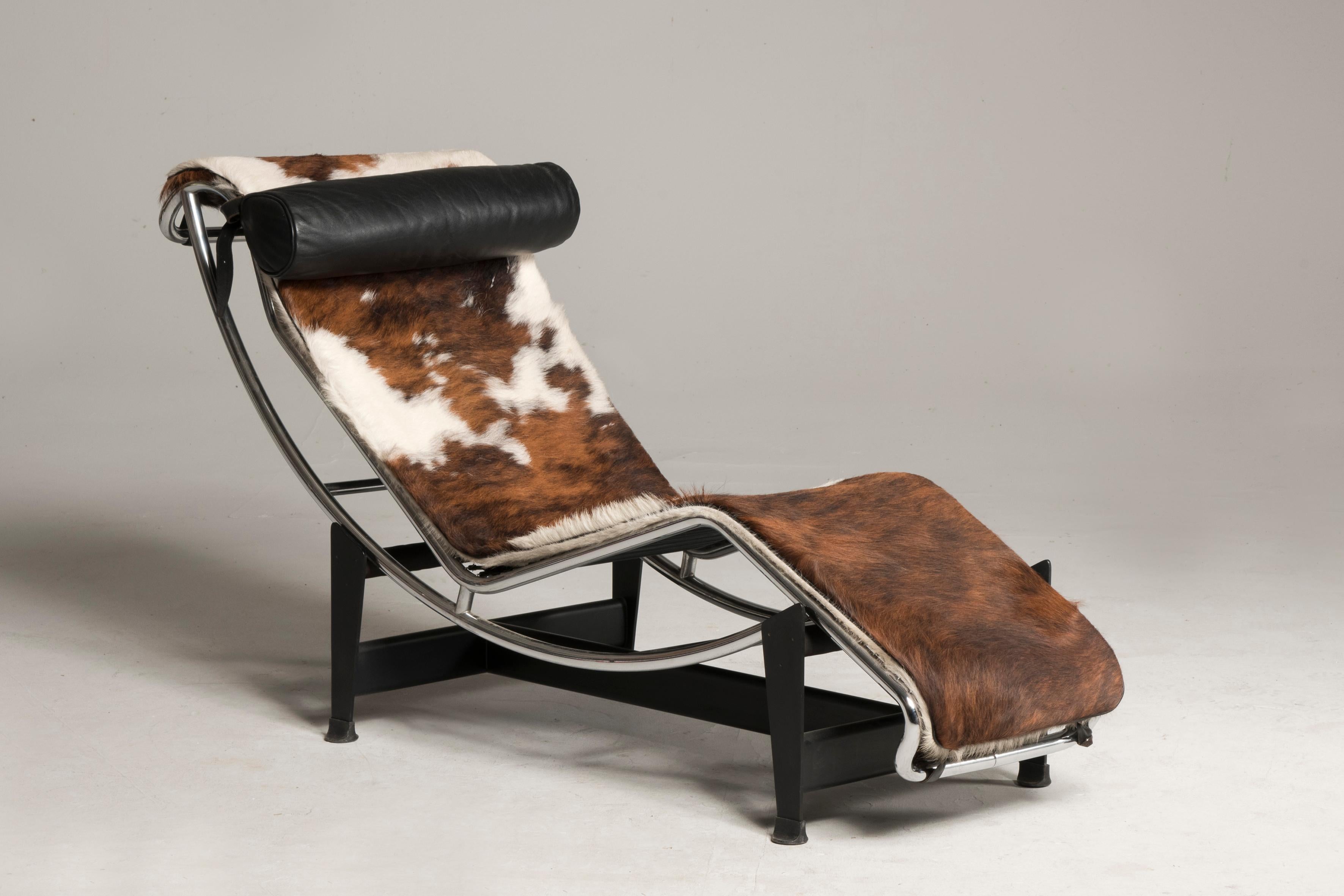 Mid-20th Century 20th Century Design Icon Cassina LC4 Numbered Cow Fur Chaise Lounge