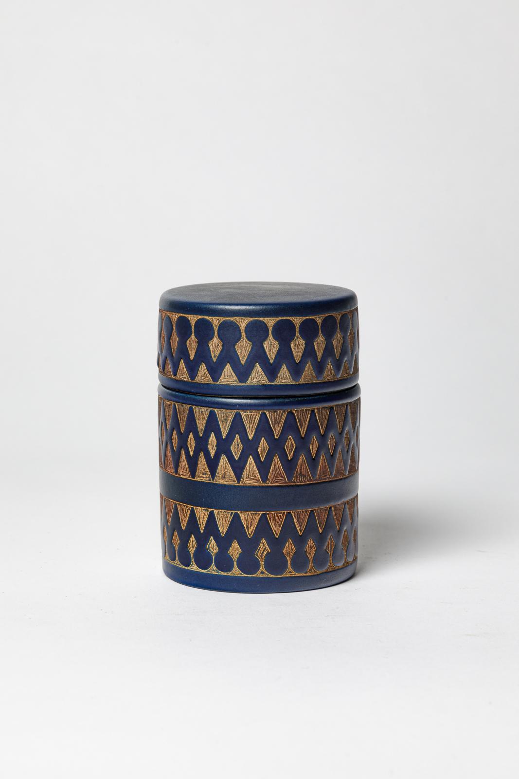 René Maurel 

Caja de cerámica decorativa o joyero de diseño abstracto azul del siglo XX de René Maurel

Original perfecto estado

Firmado y fechado en 1965

Altura 11 cm
Grande 8 cm