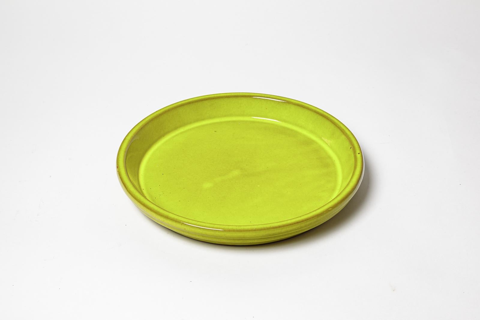 Plato decorativo grande de cerámica amarilla de diseño del siglo XX estilo de Ruelland Moderno de mediados de siglo en venta