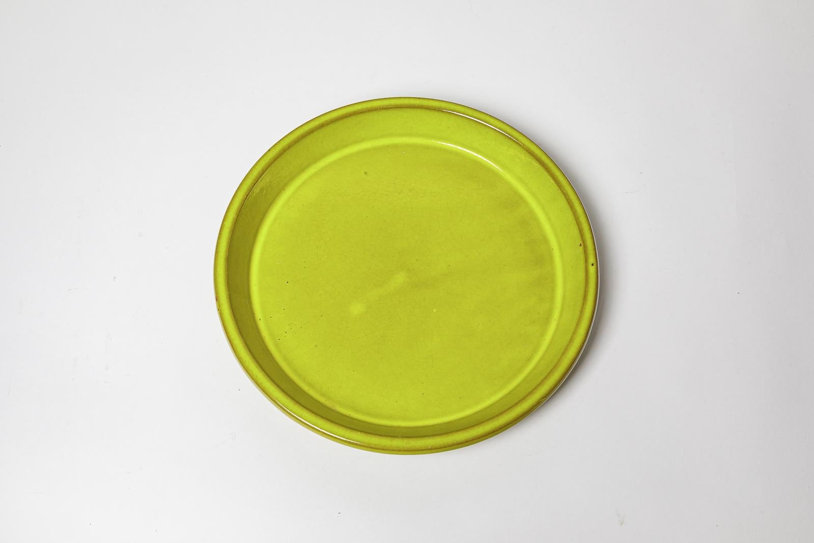 Plato decorativo grande de cerámica amarilla de diseño del siglo XX estilo de Ruelland Francés en venta