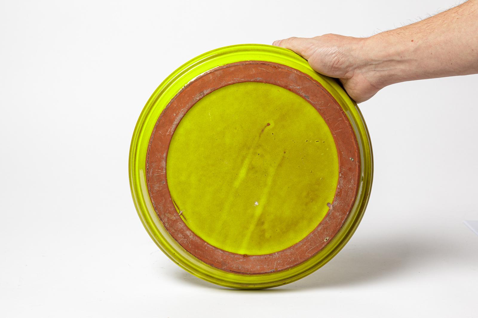 Plato decorativo grande de cerámica amarilla de diseño del siglo XX estilo de Ruelland Cerámico en venta