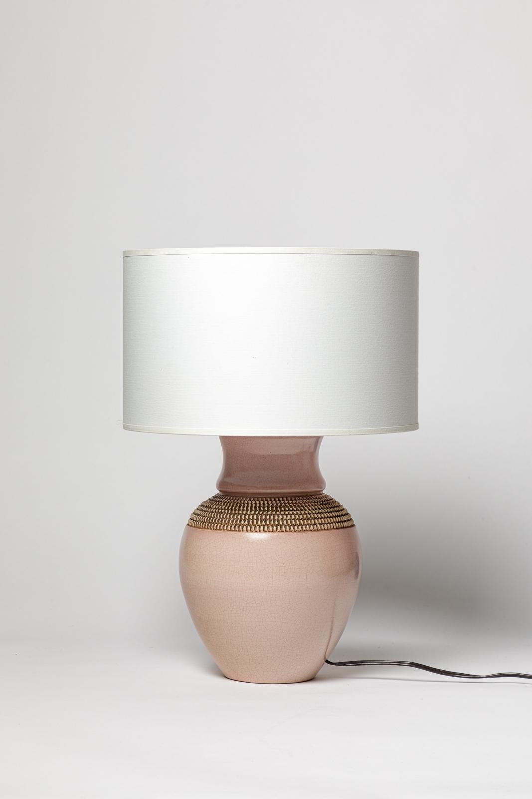 Mid-Century moderno Design del XX secolo Lampada da tavolo in ceramica art déco rosa chiaro di Pol Chambost 1950 in vendita