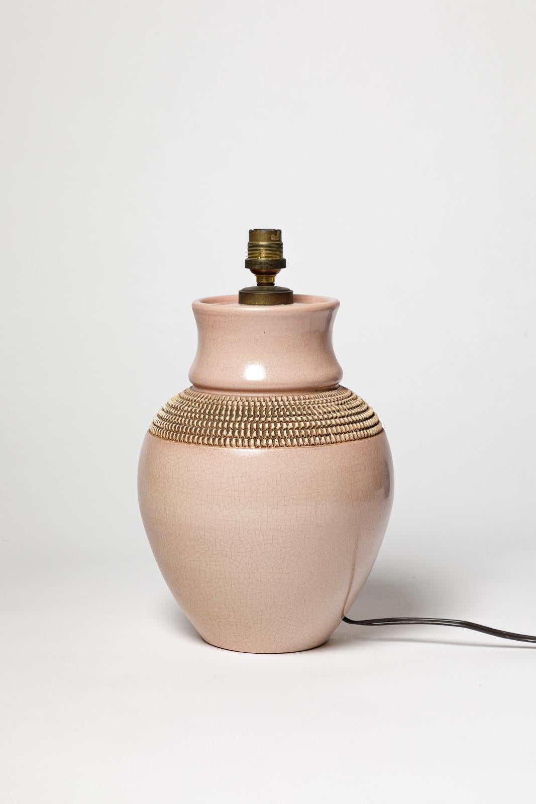 Francese Design del XX secolo Lampada da tavolo in ceramica art déco rosa chiaro di Pol Chambost 1950 in vendita