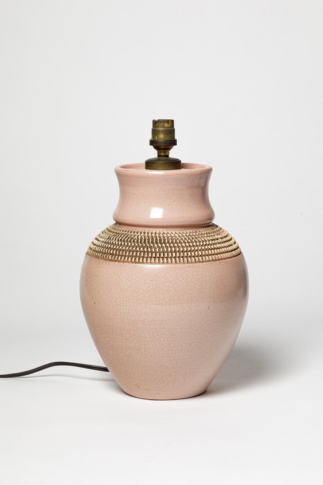 Ceramica Design del XX secolo Lampada da tavolo in ceramica art déco rosa chiaro di Pol Chambost 1950 in vendita