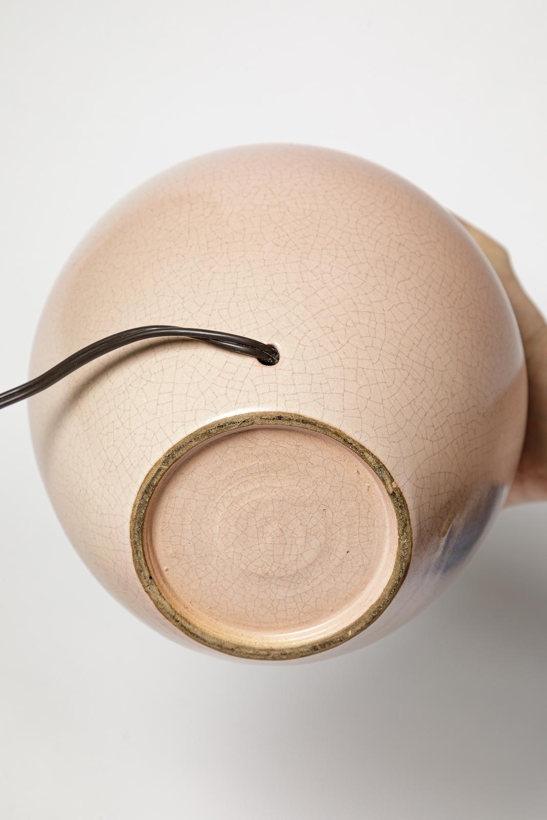 Design del XX secolo Lampada da tavolo in ceramica art déco rosa chiaro di Pol Chambost 1950 in vendita 1