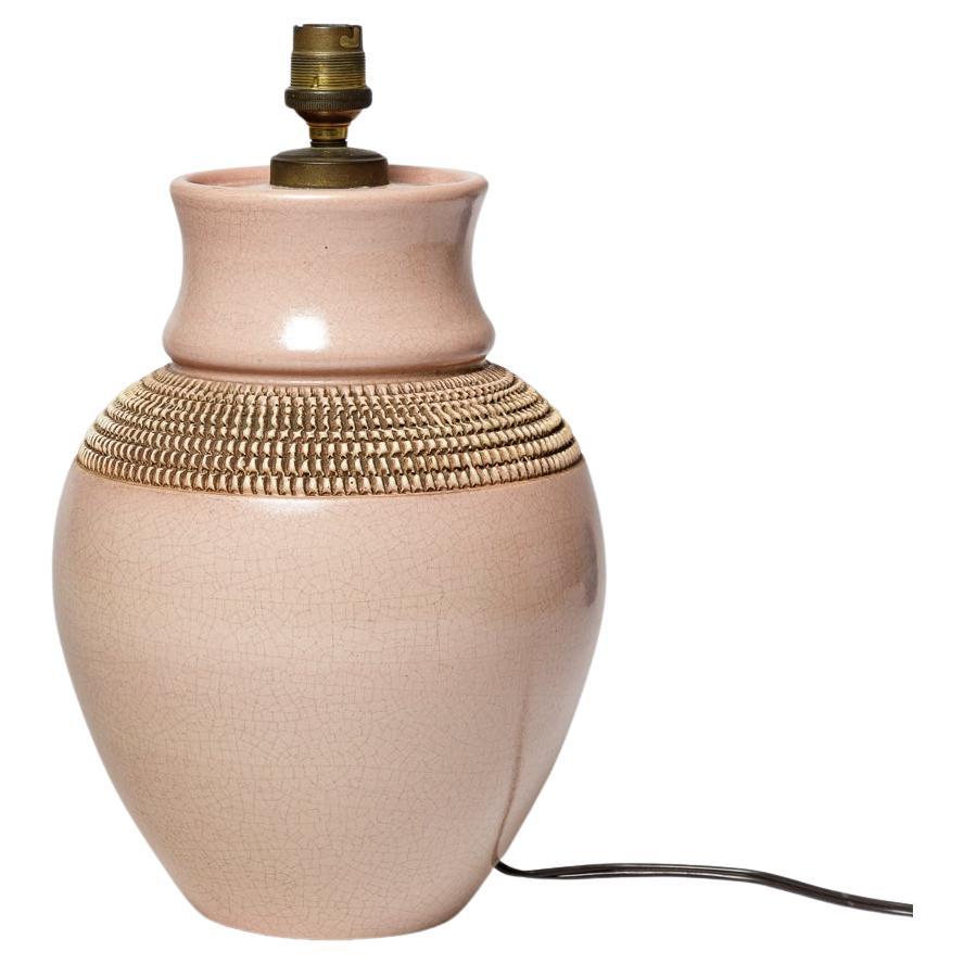 Design del XX secolo Lampada da tavolo in ceramica art déco rosa chiaro di Pol Chambost 1950 in vendita