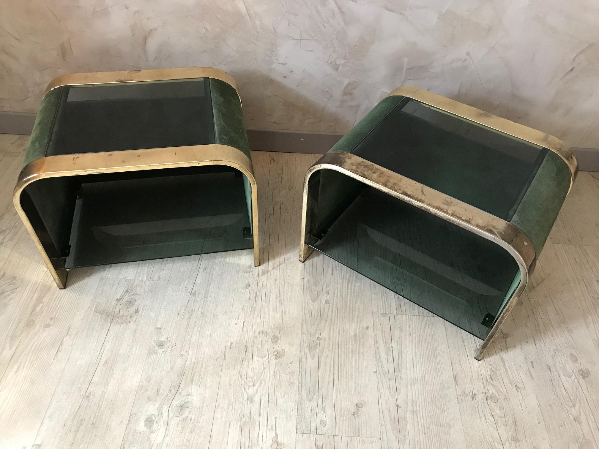 Very nice 20th century Italian design pair of bedside table covered with a green nubuck fabric, smoked glass tops and gilded brass base.
Very nice quality.
The fabric shows some minor fading and the brass wear consistent with age and use.