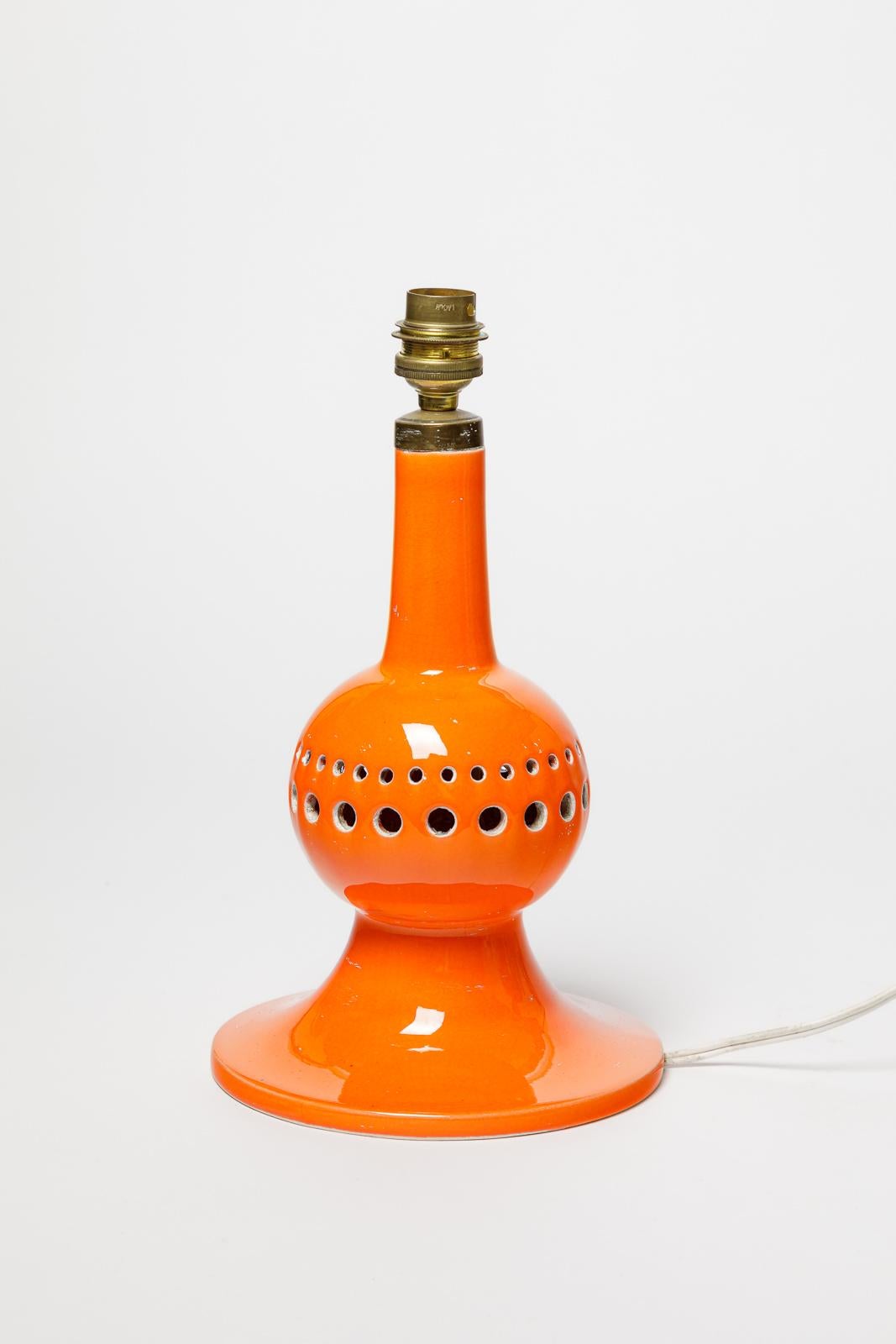 Poteries du Marais

Lampe à poser en céramique orange, design abstrait du 20e siècle

Signé

Condition originale parfaite.

Céramique hauteur 24 cm 
Grand 16 cm

Hauteur avec système électrique 29 cm