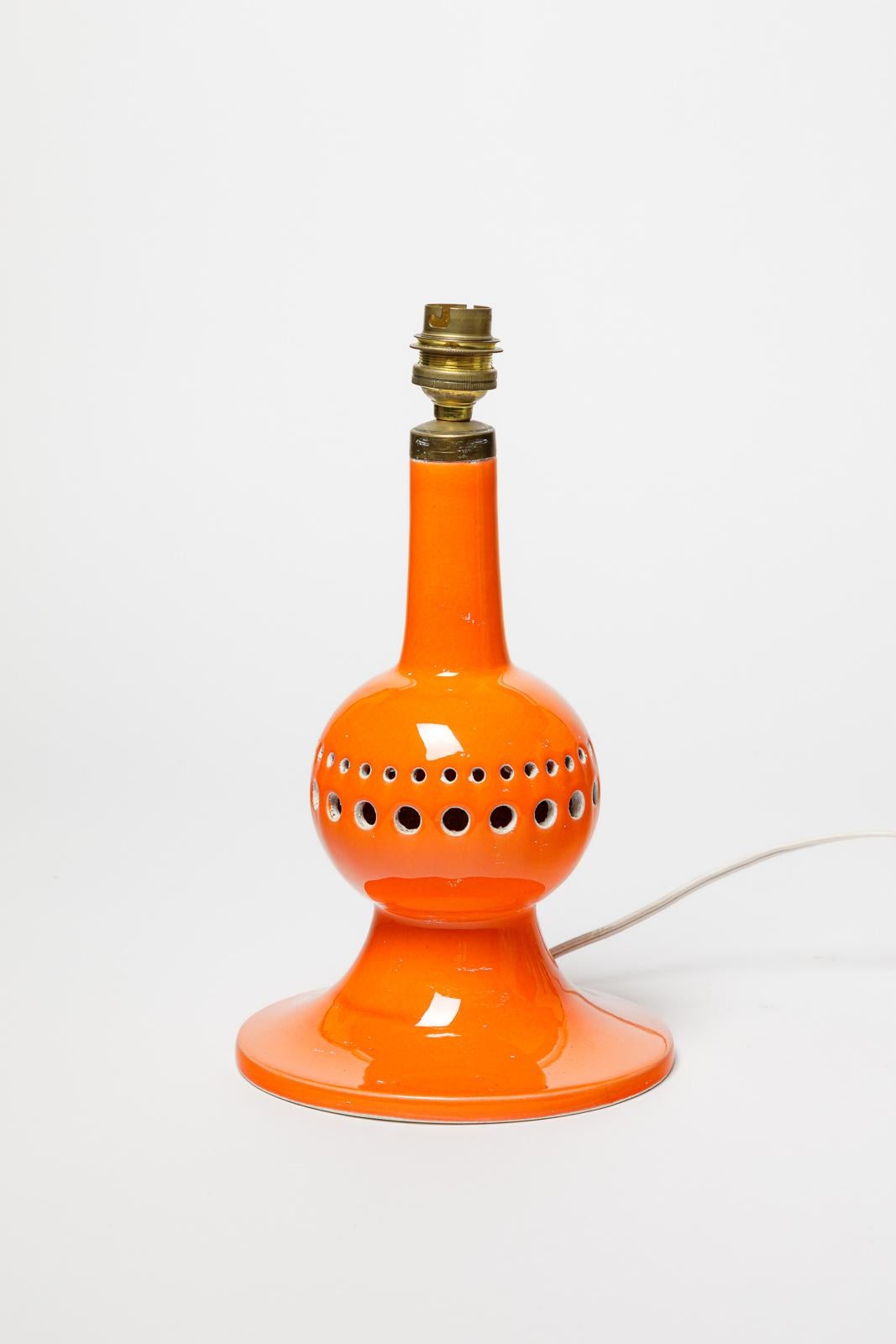 Mid-Century Modern Lampe à poser en céramique orange design du 20TH CENTURY DESIGN par Poteries du Marais 1970 en vente