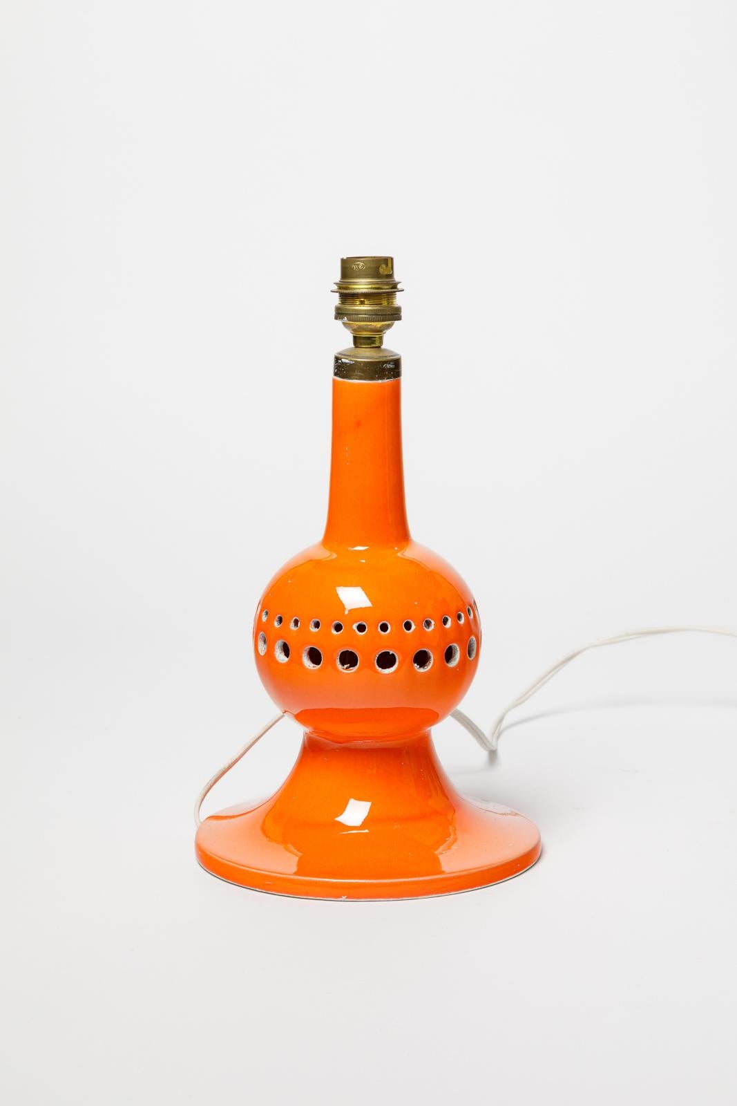 Français Lampe à poser en céramique orange design du 20TH CENTURY DESIGN par Poteries du Marais 1970 en vente