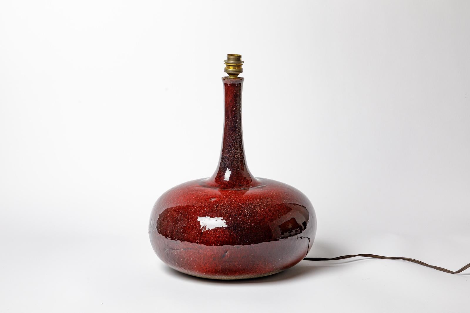 Nach dem Vorbild von Jacques und Dani Ruelland

Original Keramik-Tischlampe aus der Mitte des 20. Jahrhunderts

Realisiert um 1950

Original perfekter Zustand

Schöne rote Keramik Glasur Farbe mit Farben Effekte

Elektrische Anlage ist in