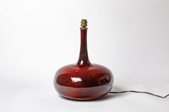 Lampada da tavolo in ceramica rossa di design del XX secolo nello stile di Ruelland, circa 1950