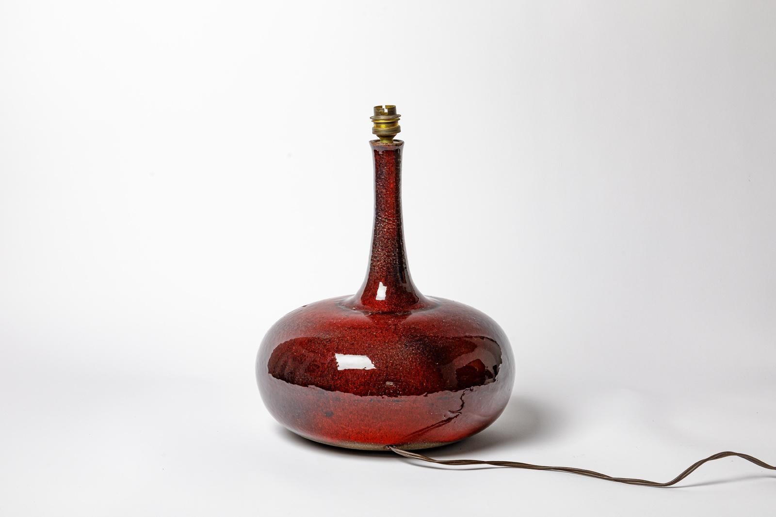 Mid-Century Modern 20TH CENTURY DESIGN Lampe de table en céramique rouge dans le style de Ruelland circa 1950  en vente