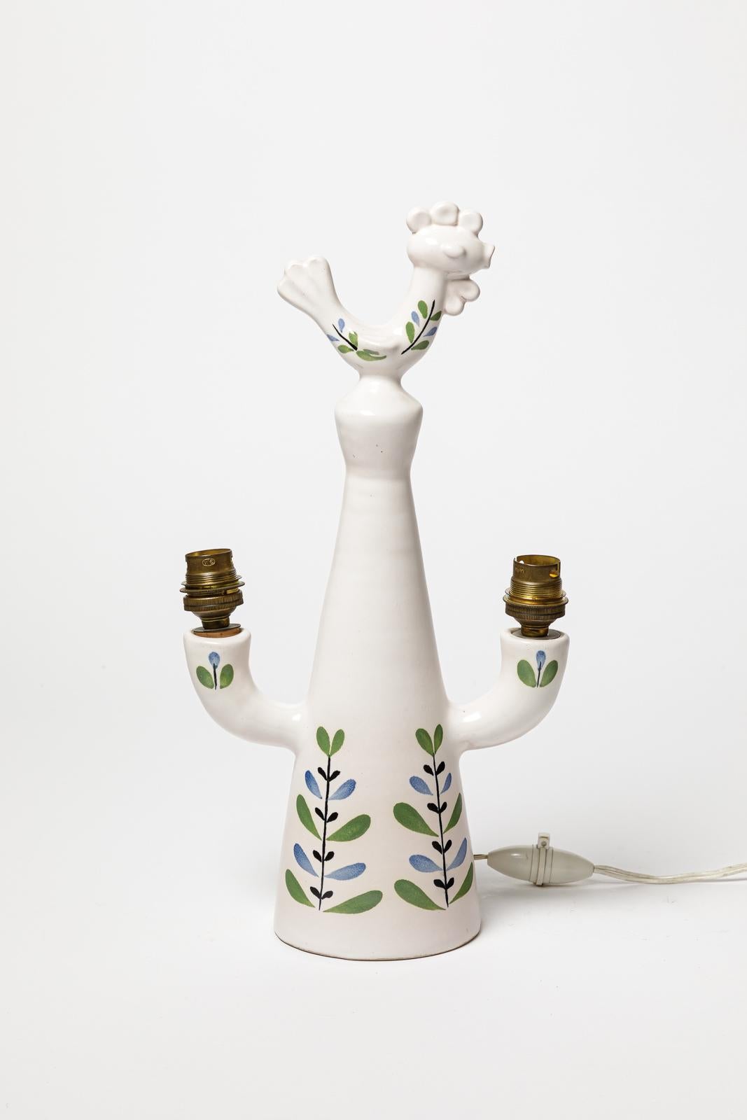 Dans le style de Roger Capron

Grande lampe de table en céramique blanche et bleue

Condition originale parfaite.

Réalisé vers 1950

abat-jour original 

Hauteur 38 cm 
Large 20 cm
Profondeur 10 cm