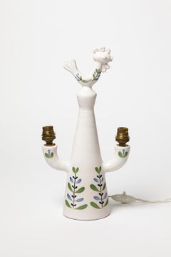 20TH CENTURY DESIGN Lampe de table en céramique blanche et décorée de fleurs style Capron