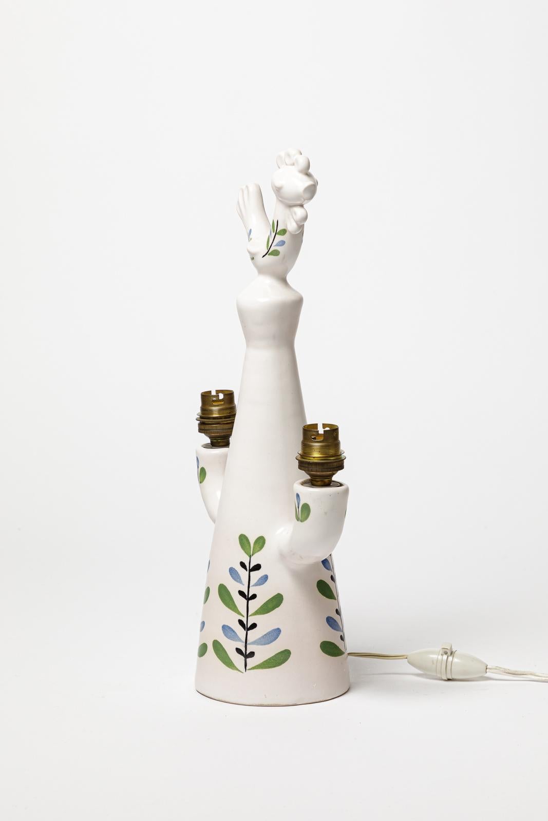 Français 20TH CENTURY DESIGN Lampe de table en céramique blanche et décorée de fleurs style Capron