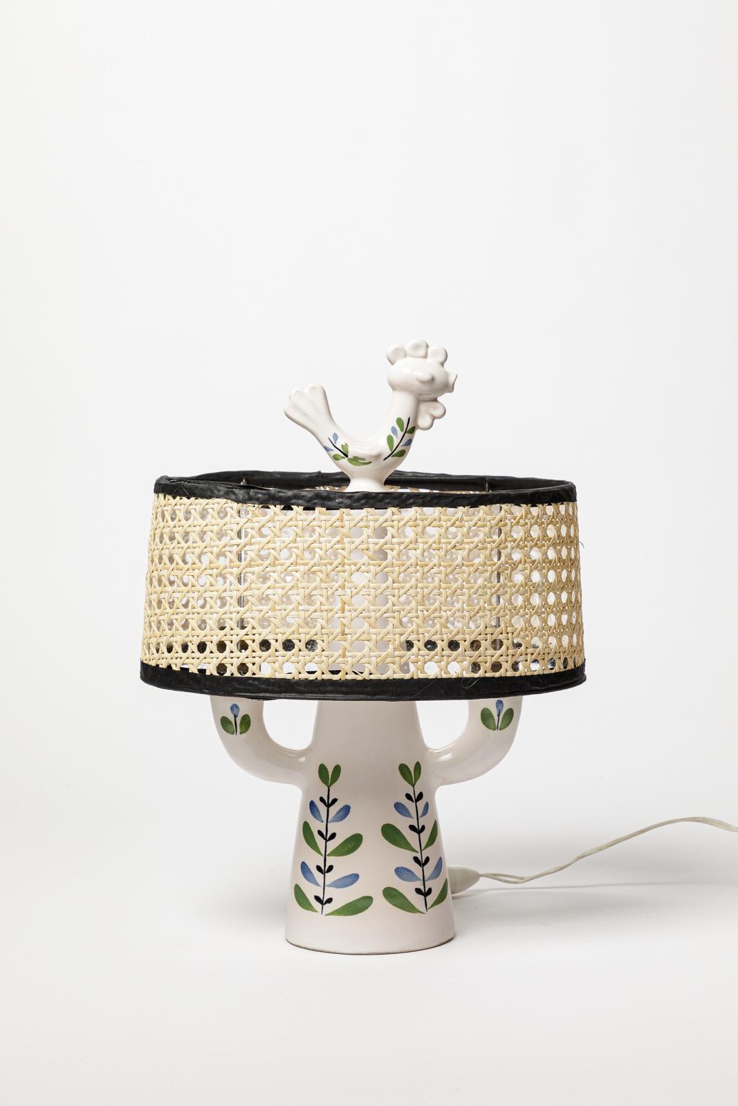 20TH CENTURY DESIGN Lampe de table en céramique blanche et décorée de fleurs style Capron Excellent état à Neuilly-en- sancerre, FR