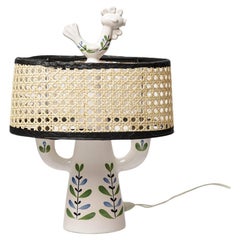 20TH CENTURY DESIGN Lampe de table en céramique blanche et décorée de fleurs style Capron