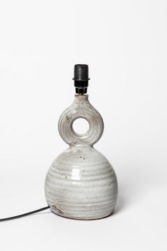 Lámpara de sobremesa de cerámica blanca de diseño del siglo XX de Jeanne y Norbert Pierlot 1960