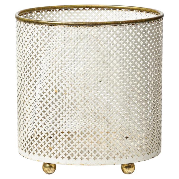 Cesta de metal perforado blanco de diseño del siglo XX atribuida a Mathieu Mategot